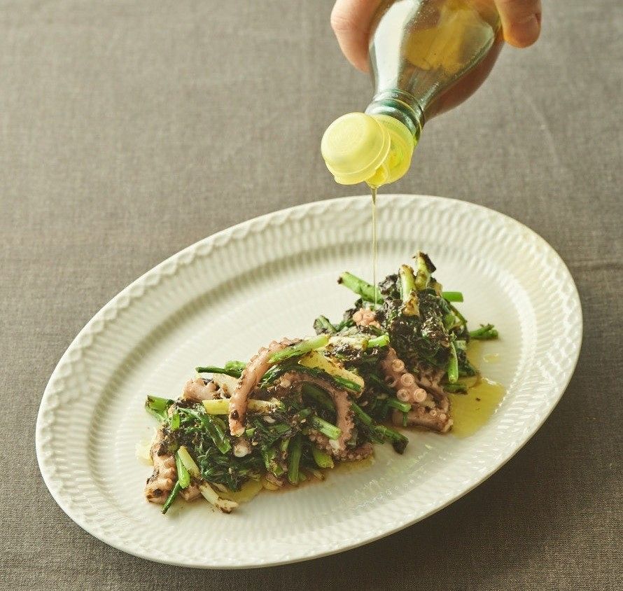 김페스토 낙지무침은 그릇에 담은 뒤 들기름을 둘러준다. 사진 브.레드(스튜디오 일오 이과용)