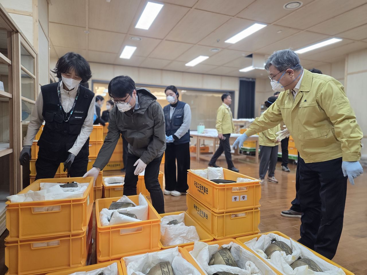 허민 국가유산청장(오른쪽)이 23일 국립고궁박물관 수장고를 방문, 당일 새벽 발생한 화재로 인한 박물관 중요 유물들의 소산작업을 지휘하고 있다. 사진 국가유산청
