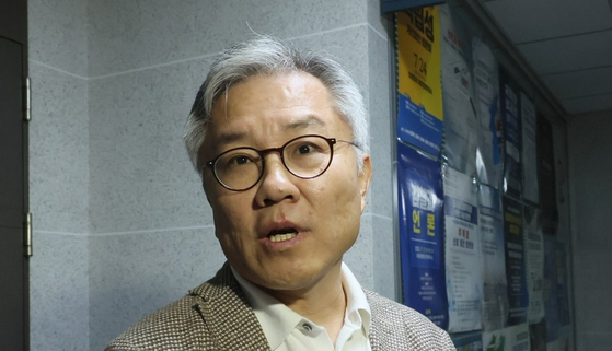 2023년 6월 5일 오전 의원실 앞에서 취재진의 질문에 답하고 있는 최강욱 당시 더불어민주당 의원. 경찰은 이날 최 의원의 휴대전화와 의원실을 압수수색 했다. 연합뉴스