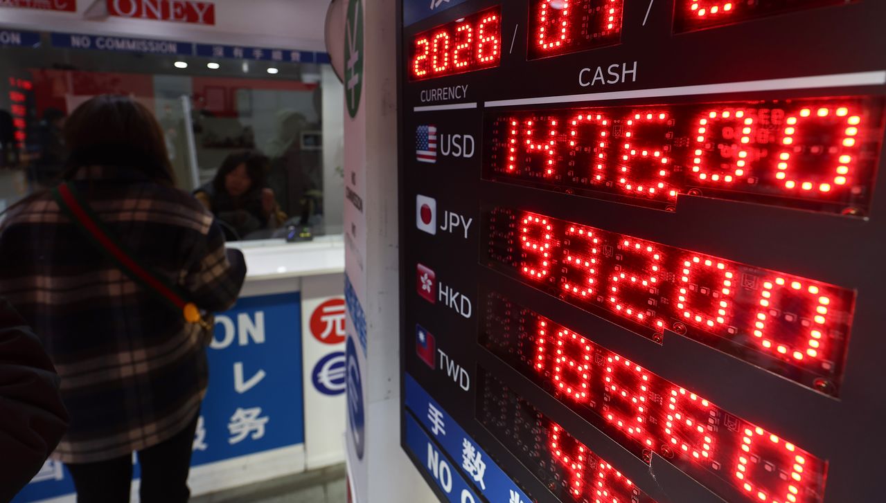 21일 서울 명동 환전소 전광판에 환율 시세가 게시되어 있다.뉴스1