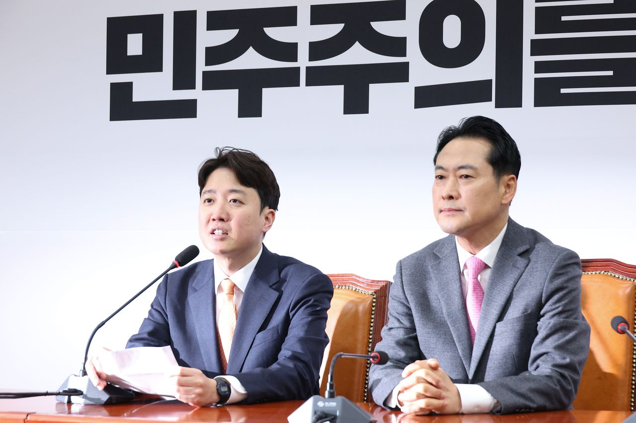 장동혁 국민의힘 대표와 이준석 개혁신당 대표가 13일 서울 여의도 국회에서 회동하고 있다. 뉴스1