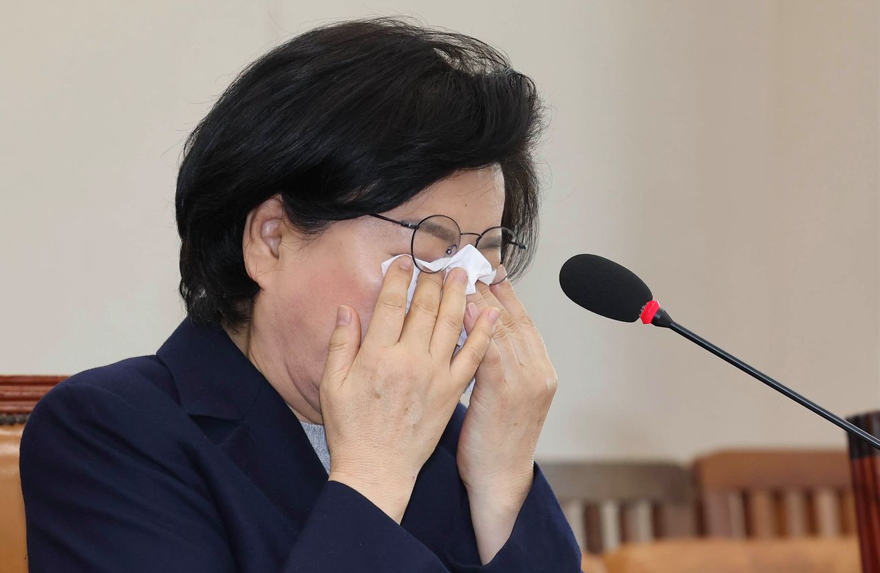 이혜훈 기획예산처 장관 후보자가 23일 국회 재정경제기획위원회 전체회의에서 열린 인사청문회에서의원 질의에 눈물을 닦고 있다. 임현동 기자 
