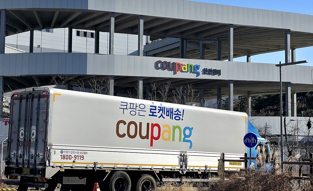 택배회사, 대리점, 기사단체가 23일 야간배송 과로사 방지를 위해 주간 총 노동시간 제한 등 4대 원칙에 합의했다..사진은 대전에 위치한 쿠팡 물류센터. 김성태 객원 기자