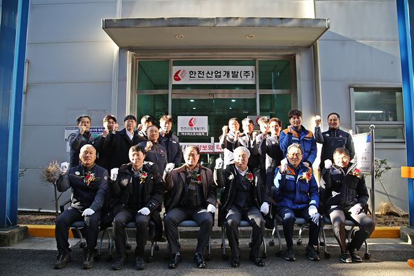 한전산업 함흥규 대표이사(앞줄 오른쪽 셋째)와 주요 관계자들이 1월 22일 열린 여수바스프사업처 현판식에서 기념 촬영을 하고 있다.