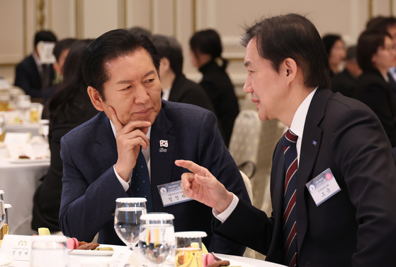 정청래 더불어민주당 대표와 조국 조국혁신당 대표가 지난 2일 청와대 영빈관에서 열린 2026년 신년인사회에 참석해 대화하고 있다. 청와대사진기자단