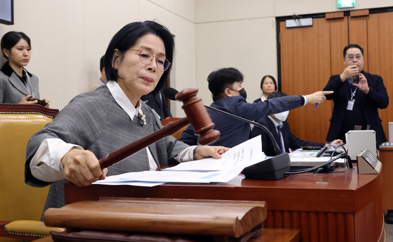 지난해 12월 9일 국회에서 열린 국회 과학기술정보방송통신위원회 제19차 전체회의에서 최민희 위원장이 의사봉을 두드리고 있다. 연합뉴스