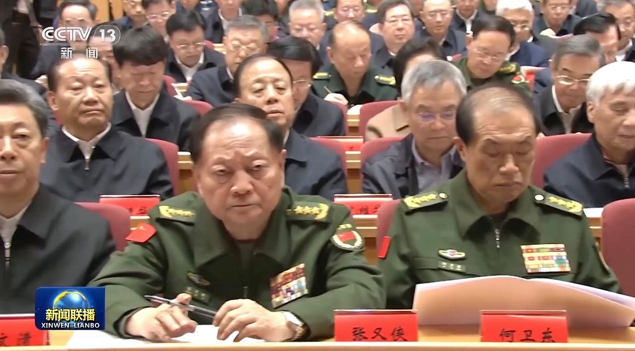 지난 2024년 10월 29일 중앙당교에서 열린 '장관급 영도간부 당의 20기 3중전회 정신 학습·관철 세미나'에 장유샤(왼쪽)·허웨이둥(오른족) 중앙군사위 부주석이 참석했다. 허 부주석은 지난해 당 기율 위반 혐의로 낙마했다. 장 부주석은 지난 20일 열린 장관급 세미나에 이례적으로 불참했다. CC-TV 캡처