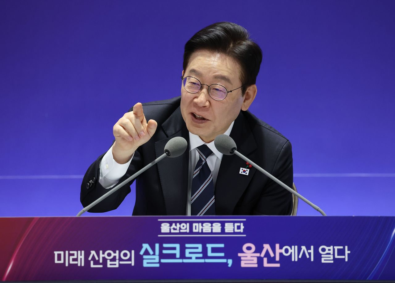 이재명 대통령이 23일 오후 울산전시컨벤션센터에서 열린 ‘울산의 마음을 듣다‘ 타운홀 미팅에서 발언하고 있다. 청와대사진기자단