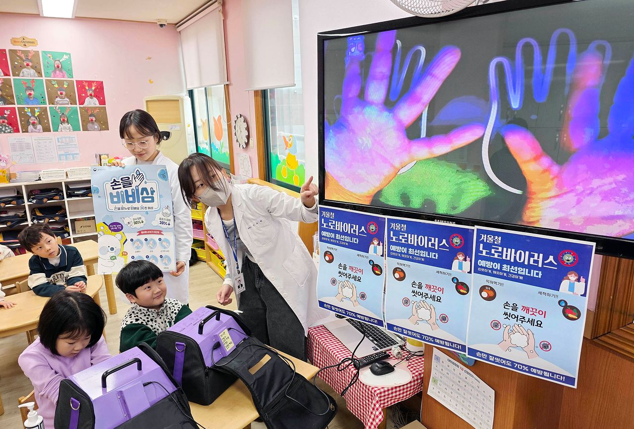지난 19일 오전 광주 북구청직장어린이집에서 열린 겨울철 노로바이러스 예방 교실에서 북구보건소 직원들이 올바른 손 씻기 수칙을 알려주고 있다. 연합뉴스