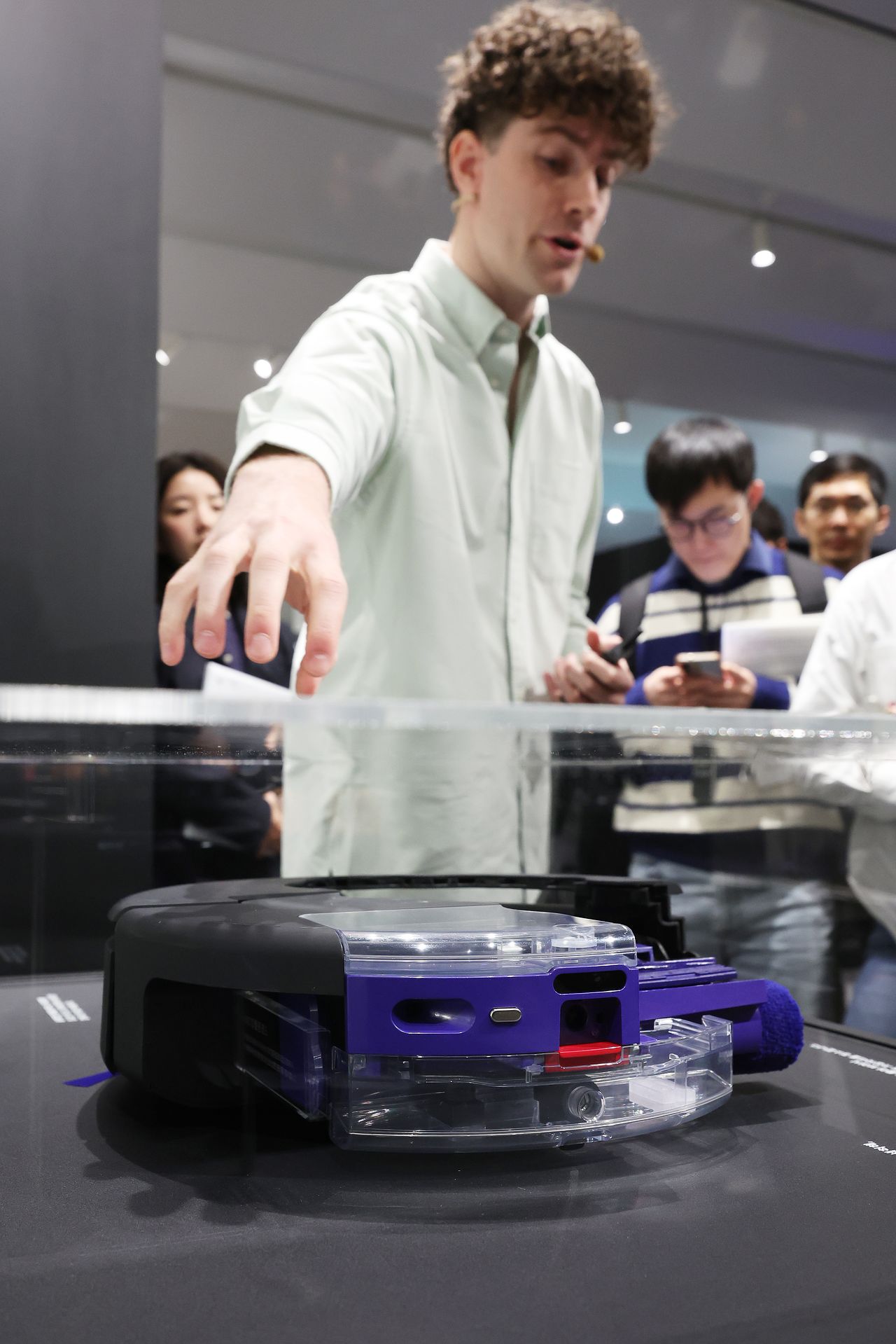 다이슨이 22일 서울 영등포구 더현대 서울에서 미디어 행사를 열고 첫 인공지능(AI) 로봇청소기 ‘스팟앤스크럽 Ai’. [사진 다이슨]