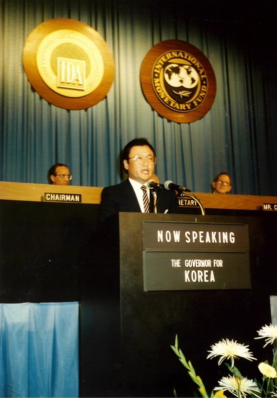1987년 9월 미국 워싱턴 IMF-세계은행 연차총회에서 연설하는 모습. 오른쪽 뒤로 그해 취임한 미셸 캉드쉬 IMF 총재가 보인다. 
