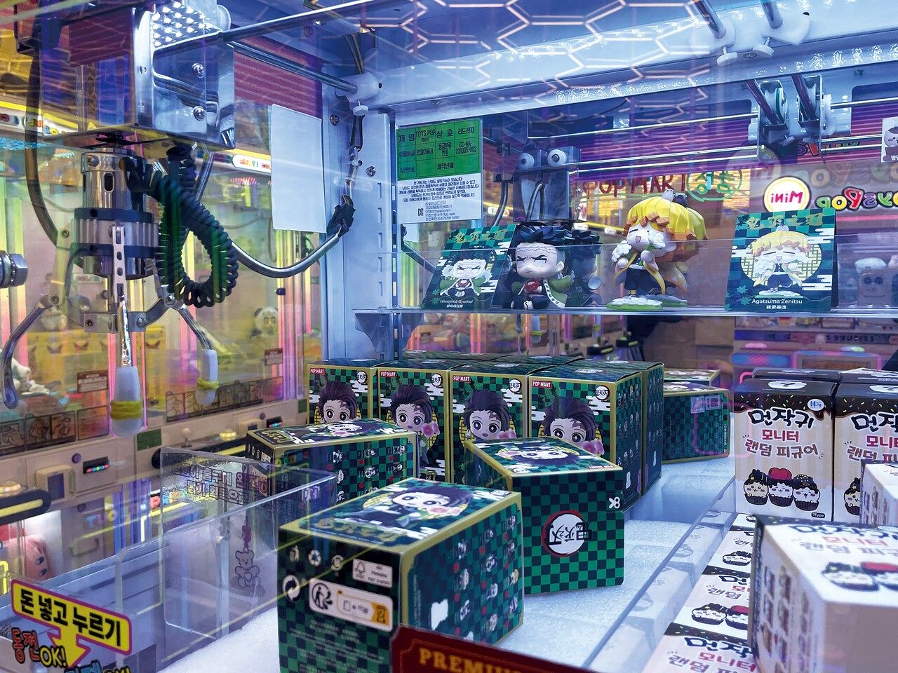 매장에 진열된 일본 애니메이션 ‘귀멸의 칼날’ 캐릭터를 모방한 인형. 하지만 모조품은 저작권 침해에 해당한다. 박가남 인턴기자