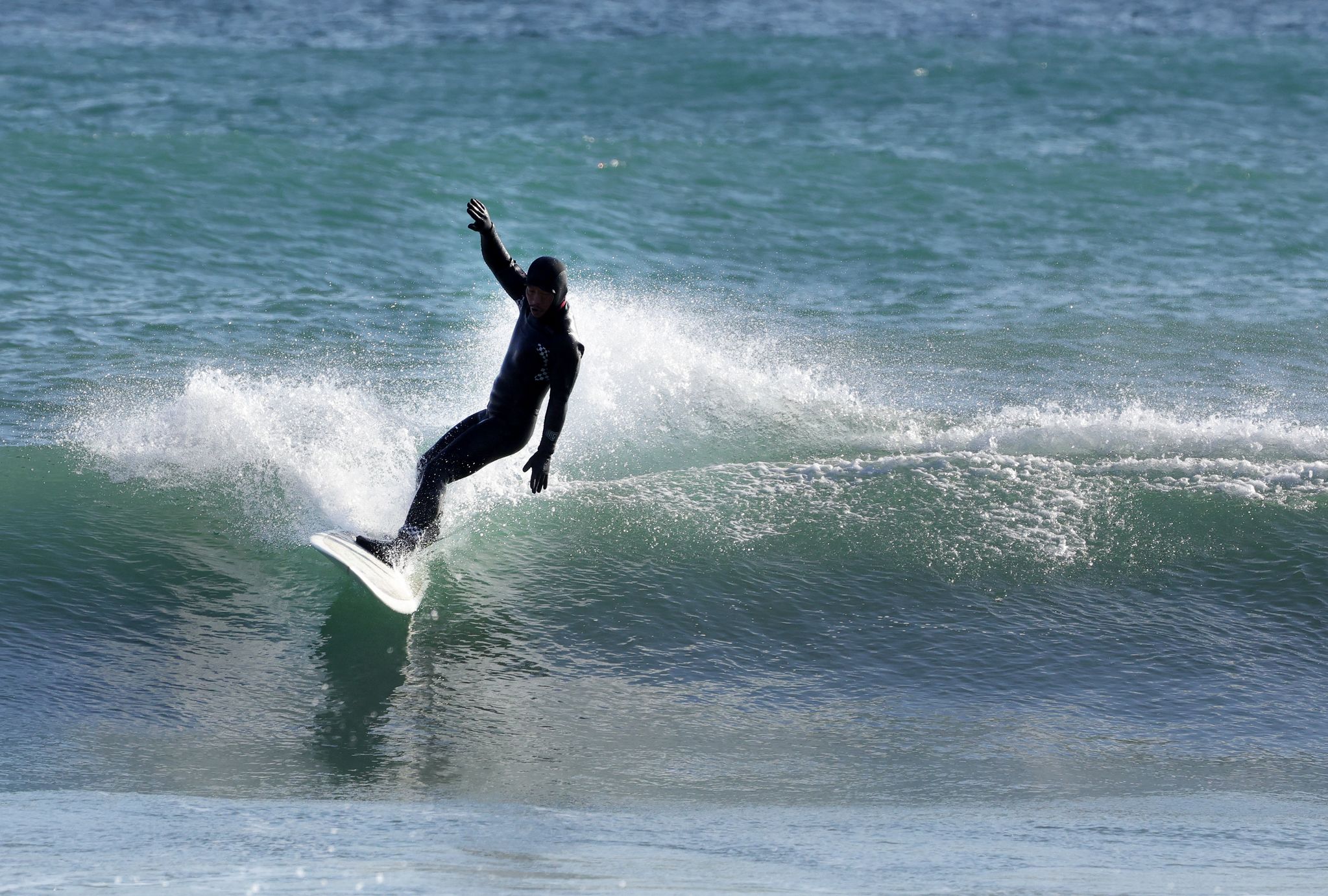 권 대표가 파도를 가르고 있다.