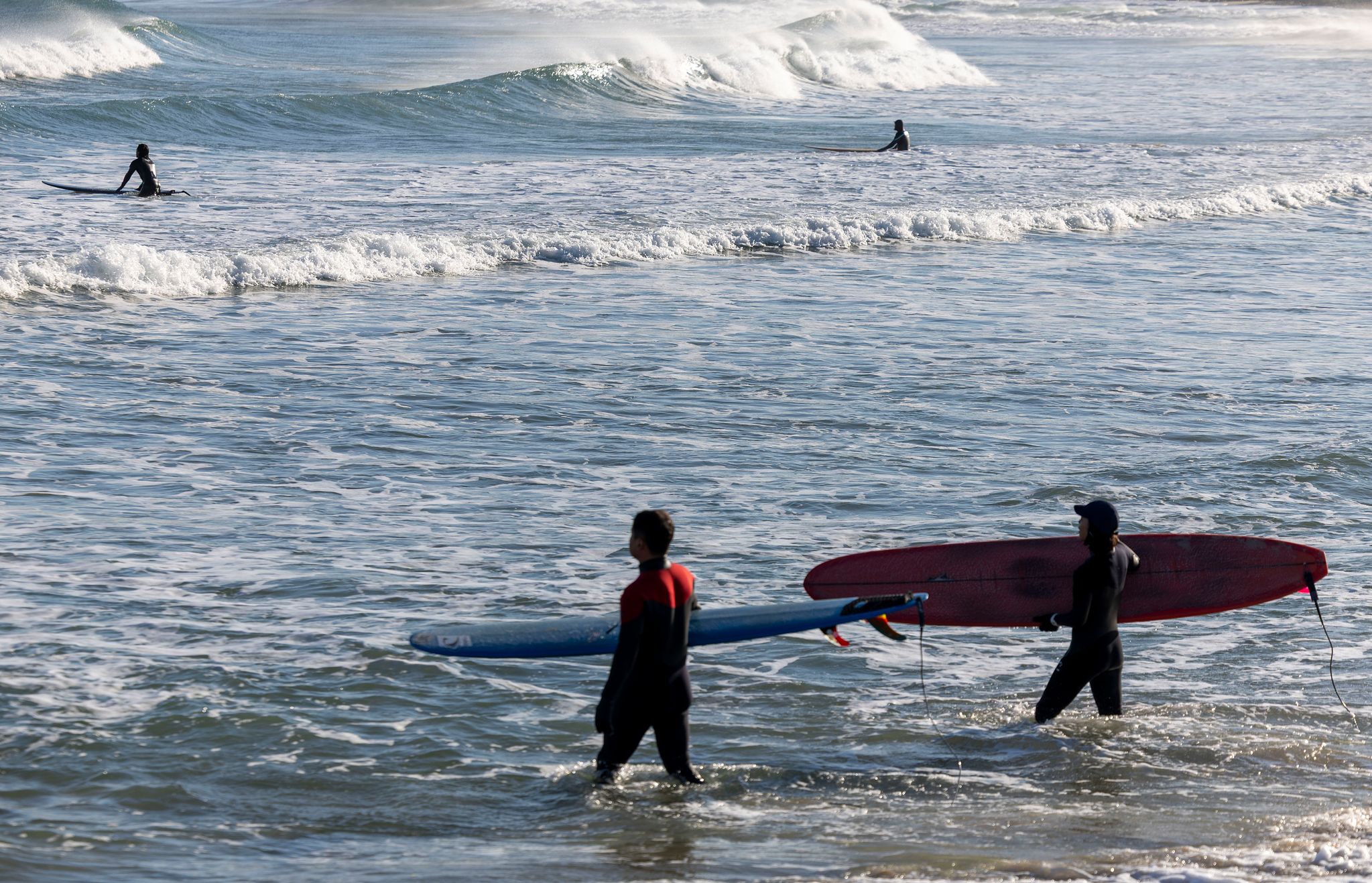 다시 바다로 향하는 서퍼들.