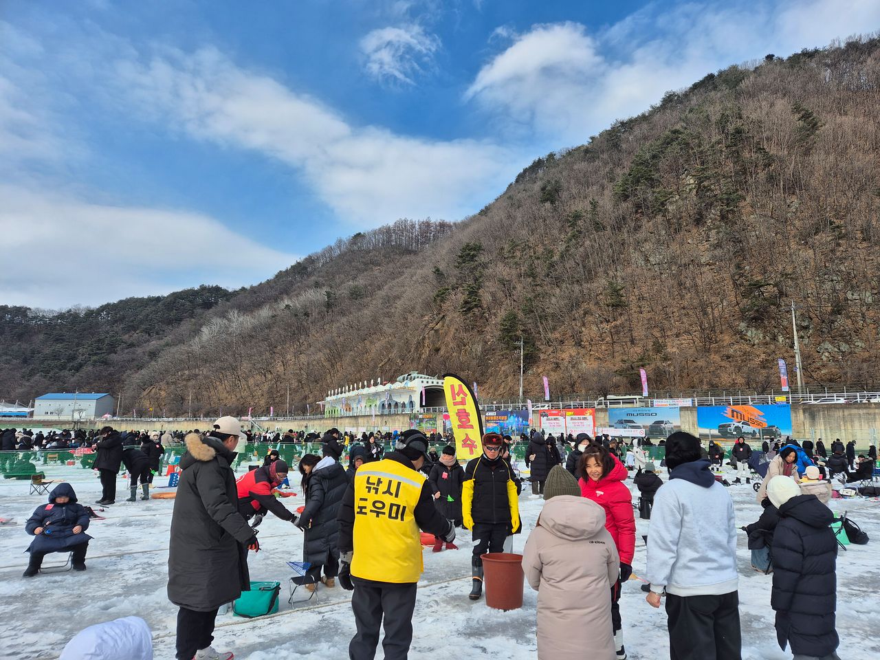 23일 오후 강원 화천군 화천천에서 열린 화천산천어축제장을 찾은 관광객들이 얼음낚시를 즐기고 있다. 박진호 기자