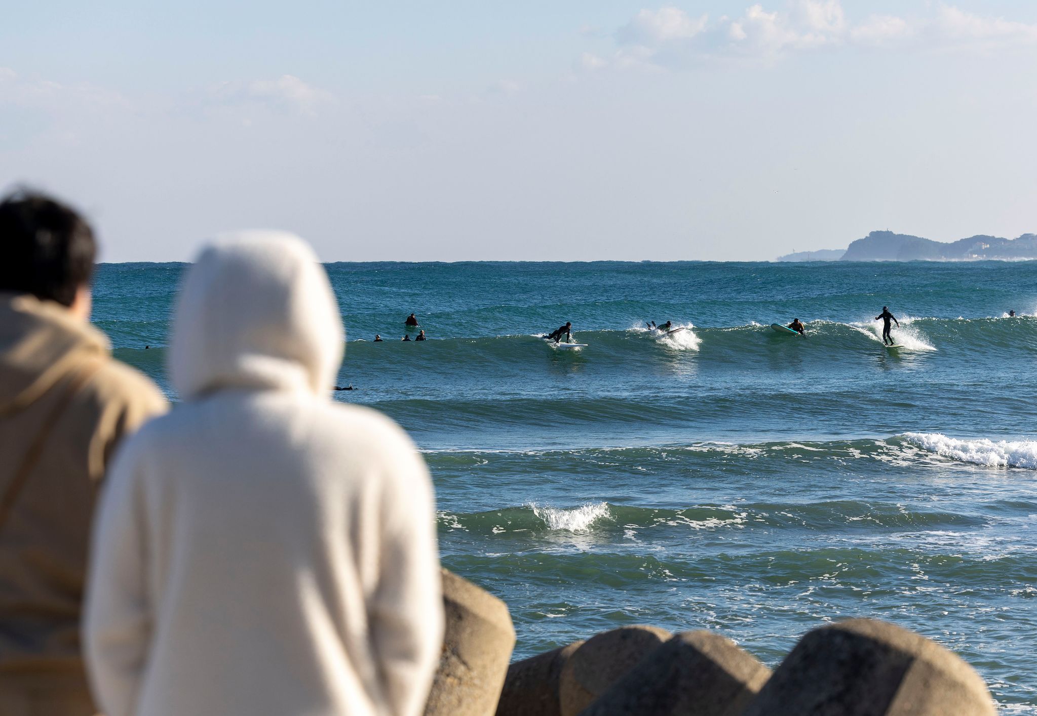 겨울 서핑을 지켜보는 사람들.