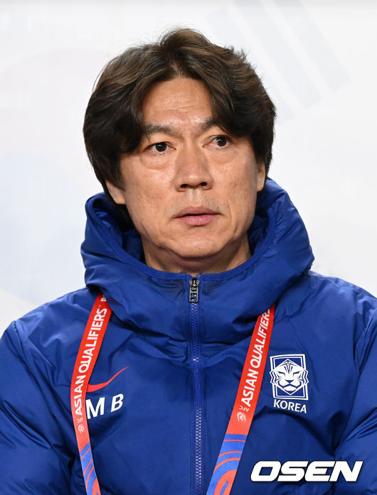 [OSEN=고양, 이대선 기자] 대한민국 대표팀이 홈에서 오만에 1-1로 비겼다.홍명보(56)감독이 이끄는 한국 축구 대표팀은 20일 오후 8시 고양종합운동장에서 열린 2026 국제축구연맹(FIFA) 북중미 월드컵 아시아지역 3차 예선 B조 7차전 오만과 맞대결을 치러 1-1로 비겼다.이로써 한국은 승점 15점(4승 3무)을 기록하며 B조 1위를 유지했다.경기에 앞서 한국 홍명보 감독이 그라운드를 바라보고 있다. 2025.03.20 /sunday@osen.co.kr