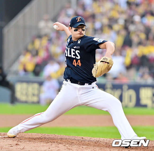 [OSEN=잠실, 박준형 기자] 26일 오후 서울 잠실야구장에서 2025 신한 SOL Bank KBO리그 포스트시즌 한국시리즈 1차전 LG 트윈스와 한화 이글스의 경기가 열렸다.LG는 앤더스 톨허스트, 한화는 문동주를 선발 투수로 내세웠다.8회말 한화 김서현이 역투하고 있다.   2025.10.26 / soul1014@osen.co.kr