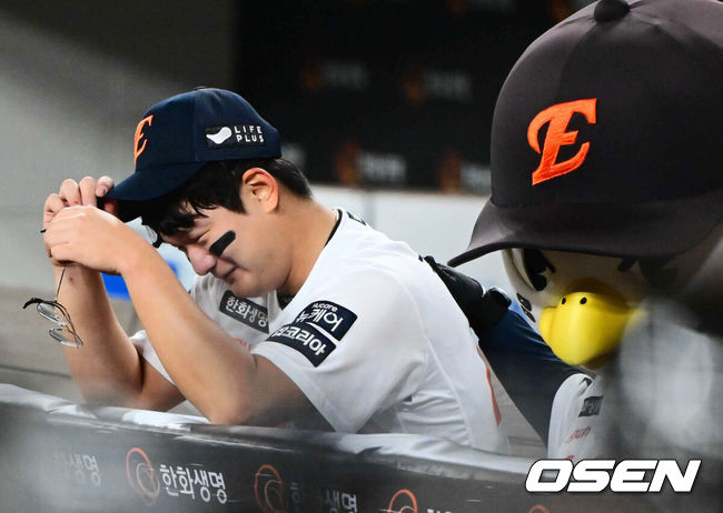 [OSEN=대전, 지형준 기자] 프로야구 한화 이글스가 극적인 역전승으로 반격에 성공했다.한화는 29일 대전 한화생명볼파크에서 열린 2025 신한 SOL뱅크 KBO 한국시리즈 3차전 LG 트윈스와의 경기에서 7-3 역전승을 거뒀다. 1차전과 2차전을 모두 내준 한화는 이날 승리로 시리즈 전적 1승 2패 추격을 시작했다.경기를 마치고 한화 김서현이 더그아웃에서 눈물을 흘리고 있다. 2025.10.29 /jpnews@osen.co.kr