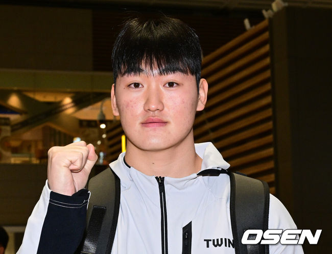 [OSEN=인천공항, 최규한 기자] 프로야구 LG 트윈스가 23일 오후 2026 시즌을 준비하기 위해 22일 오후 인천공항을 통해 미국으로 출국했다.LG는 오는25일부터2월22일까지 미국 애리조나에서 1차스프링캠프를 펼친다. 염경엽감독과코칭스태프18명,주장 박해민을 비롯한 선수40명이 담금질에 나선다.LG 신인 김동현이 출국을 앞두고 포즈를 취하고 있다. 2026.01.23 / dreamer@osen.co.kr