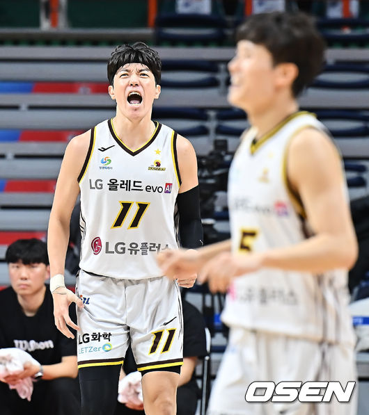 [OSEN=부산, 이석우 기자] 23일 부산 사직체육관에서 2025-2026 LG전자 프로농구 부산 KCC와 창원 LG의 경기가 열렸다.허웅·송교창이 복귀한 KCC가 타마요·양홍석 이탈로 전력 공백이 생긴 LG를 상대로 길었던 LG전 10연패 탈출을 노린다.창원 LG 허일영이 골을 성공시키고 포효하고 있다. 2026.01.23 / foto0307@osen.co.kr