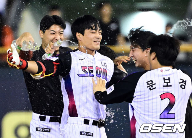 [OSEN=잠실, 조은정 기자]미리보는 한국시리즈다웠다. 명품 투수전에 이어 끝내기로 희비가 엇갈렸다.프로야구 LG 트윈스가 한화 이글스 상대로짜릿한 끝내기 승리로 1위 자리를 지켰다.LG는 8일 서울 잠실구장에서 열린 2025 KBO리그 한화와경기에 2-1로 승리했다. 연장 10회말 끝내기 승리. 이로써 1위 LG는 2위 한화를 2경기 차이로 따돌렸다.연장 10회말 1사 만루 LG 천성호가 끝내기 안타를 날린 뒤 기뻐하고 있다.  2025.08.08 /cej@osen.co.kr