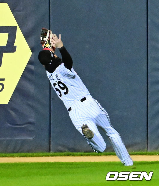 [OSEN=잠실, 지형준 기자] 27일 오후 서울 잠실야구장에서 2025 신한 SOL Bank KBO리그 포스트시즌 한국시리즈 2차전 LG 트윈스와 한화 이글스의 경기가 열렸다.LG는 임찬규, 한화는 류현진을 선발 투수로 내세웠다.9회초 무사 1루에서 LG 천성호가 한화 이원석의 안타성 타구를 처리하고 있다. 2025.10.27 /jpnews@osen.co.kr