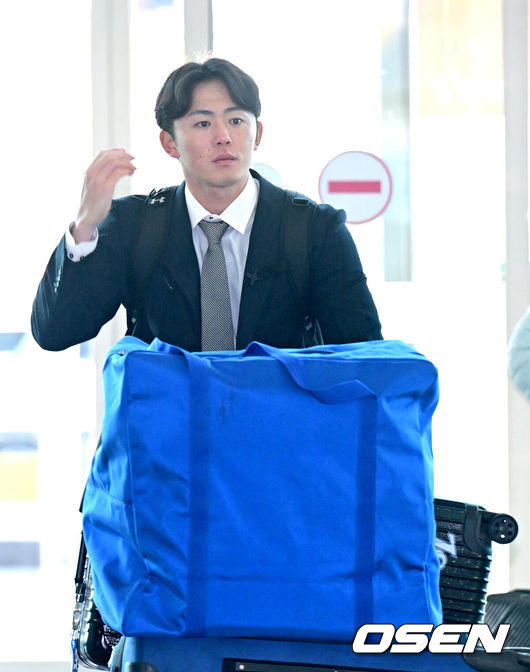[OSEN=인천공항, 최규한 기자] 프로야구 삼성 라이온즈가 2026 시즌을 준비하기 위해 23일 오후 인천공항을 통해 괌으로 출국했다.삼성은 지난해에 이어 괌에서 1차 스프링캠프를 치른 뒤 일본 오키나와로 건너가 2차 캠프를 진행할 계획이다.삼성 미야지 유라가 출국장에 들어서고 있다. 2026.01.23 / dreamer@osen.co.kr