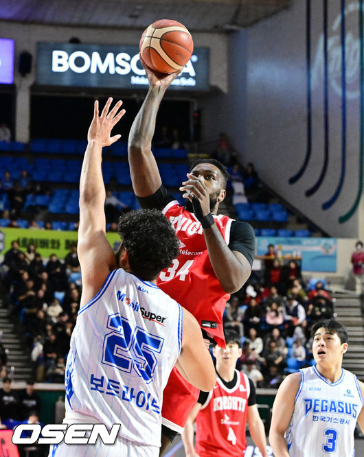 [OSEN=잠실학생체, 지형준 기자] 24일 서울 잠실학생체육관에서 2025-2026 LG전자 프로농구 서울 SK와 대구 한국가스공사의 경기가 열렸다.SK는 4위(19승 14패), 한국가스공사는 10위(11승 22패)를 기록중이다.1쿼터 SK 워니가 슛을 시도하고 있다. 2026.01.24 /jpnews@osen.co.kr