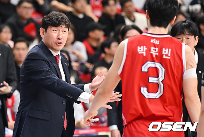 [OSEN=울산, 이석우 기자] 24일 울산 동천체육관에서 2025-2026 LG전자 프로농구 울산 현대모비스와 원주 DB의 경기가 열렸다.  올 시즌 원주 DB와의 세 차례 맞대결에서 모두 고개를 숙인 울산 현대모비스가 홈 코트에서 연승 흐름을 이어갈 수 있을지 관심이 쏠린다.울산 현대모비스 양동근 감독이 박무빈에게 작전 지시를 하고 있다. 2026.01.24 / foto0307@osen.co.kr