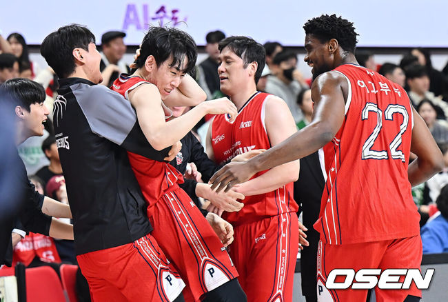 [OSEN=울산, 이석우 기자] 24일 울산 동천체육관에서 2025-2026 LG전자 프로농구 울산 현대모비스와 원주 DB의 경기가 열렸다.  올 시즌 원주 DB와의 세 차례 맞대결에서 모두 고개를 숙인 울산 현대모비스가 홈 코트에서 연승 흐름을 이어갈 수 있을지 관심이 쏠린다.울산 현대모비스 선수들이 2쿼터 서명진의 버저비터가 성공했다고 축하를 했으나 노골로 선언 됐다. 2026.01.24 / foto0307@osen.co.kr