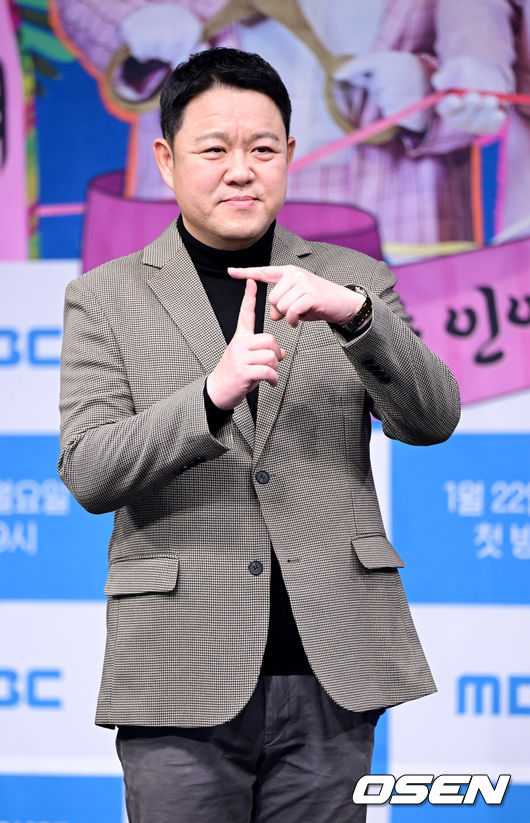 [OSEN=최규한 기자] 22일 오후 서울 상암 MBC에서 새 예능프로그램 ‘도망쳐: 손절 대행 서비스’ 제작발표회가 열렸다.새 예능 ‘도망쳐’는 다양한 인간관계 속 몹쓸 인연으로부터 도망치고 싶어도 도망치지 못한 이들을 위해 대신 관계를 정리해 주는 토크쇼다.방송인 김구라가 포토타임을 하고 있다. 2024.01.22 / dreamer@osen.co.kr