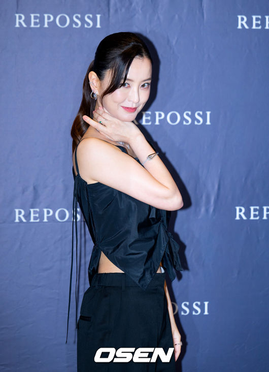 [OSEN=김성락 기자] 13일 오후 경기 성남시 분당구 현대백화점 판교점에서 한 하이 주얼리 브랜드의 판교점 오프닝 기념 포토월 행사가 열렸다. 이날 행사에는 있지(ITZY) 류진, 에이티즈(ATEEZ) 산, 배우 정유미가 참석했다. 배우 정유미가 취재진을 향해 포즈를 취하고 있다. 2025.05.13 / ksl0919@osen.co.kr