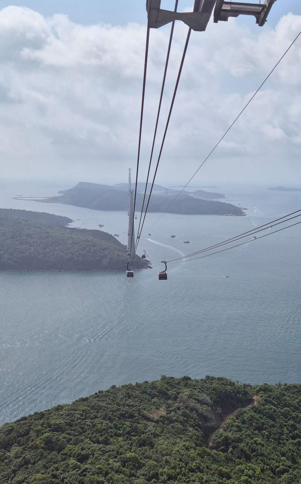 약 7.9㎞의 세계 최장 해상 케이블카. 이창균 기자