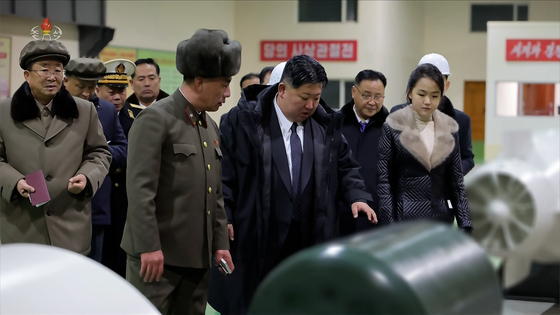 북한 김정은 국무위원장이 지난달 24일 부인 리설주, 딸 주애와 함께 8700t급 '핵동력 전략유도탄 잠수함' 건조 사업을 현지지도하고 해군의 핵무장화를 계속 강력히 추진해 나가겠다는 의지를 밝혔다고 조선중앙TV가 25일 보도했다.연합뉴스
