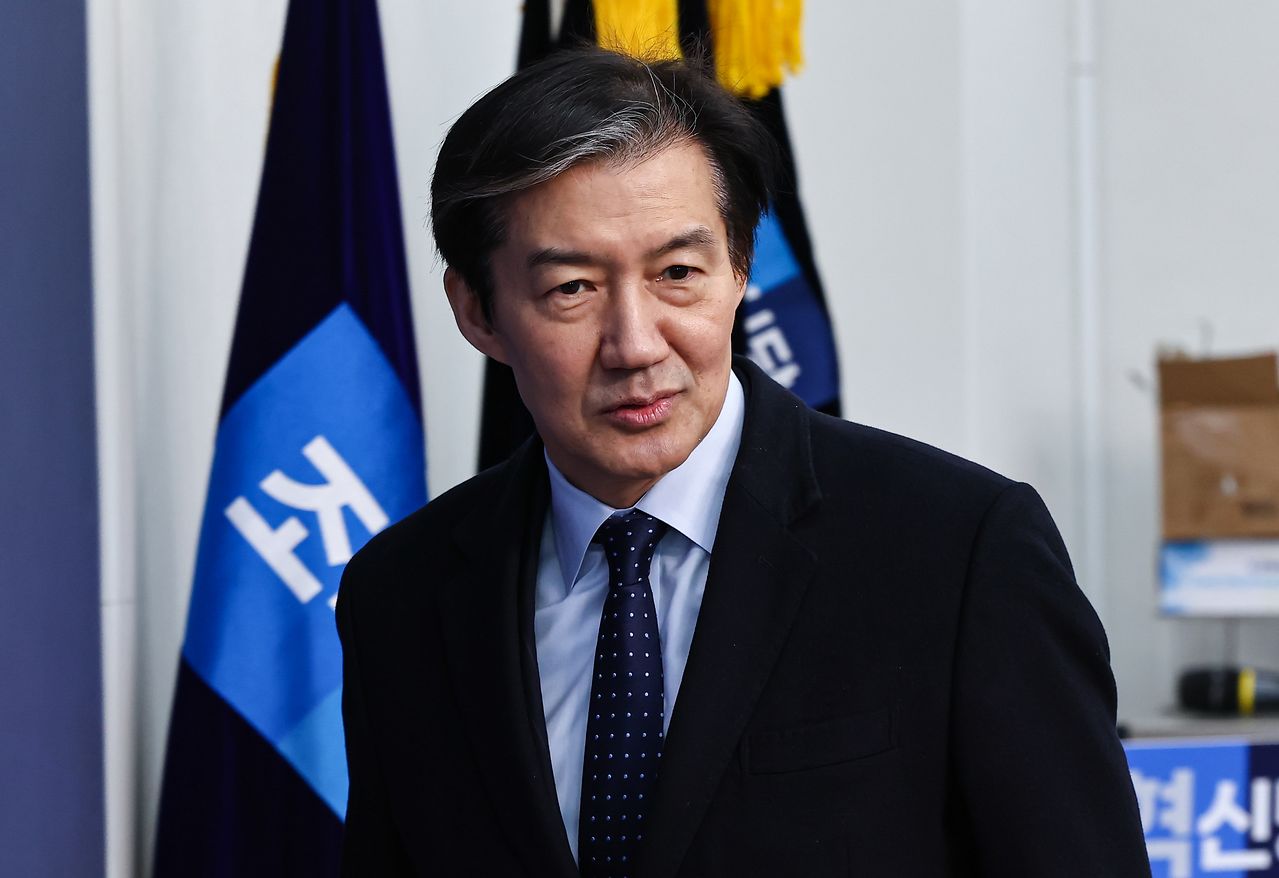 조국 조국혁신당 대표가 24일 서울 여의도 국회에서 열린 의원총회 회의실에 들어서고 있다.  조국혁신당은 이날 의총에서 정청래 더불어민주당 대표가 제안한 합당론에 대해 논의할 예정이다. 뉴스1