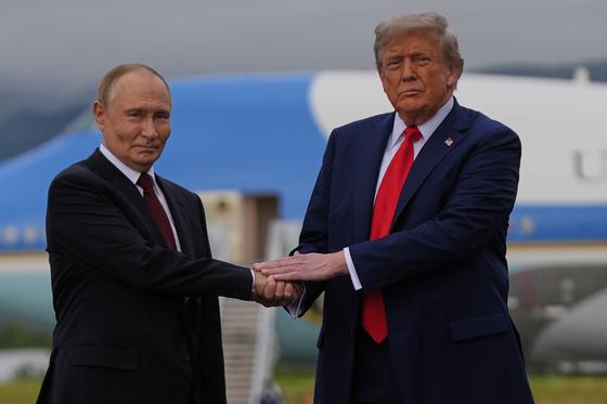 지난해 8월 15일 미국 알래스카주 앵커리지에서 만나 악수하고 있는 트럼프 미국 대통령(오른쪽)과 푸틴 러시아 대통령. AP=연합뉴스