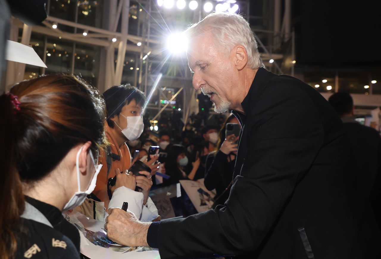 2022년 12월 9일 제임스 캐머런 감독이 서울 영등포구 타임스퀘어에서 열린 영화 '아바타 물의 길' 블루카펫 행사에서 팬들에게 인사하고 있다. 연합뉴스