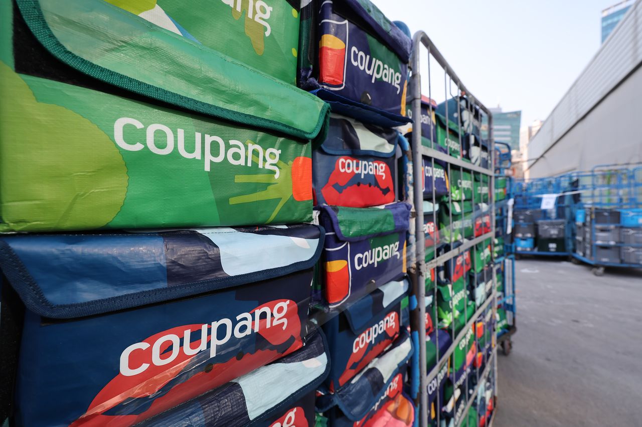 쿠팡의 미국 투자사 2곳이 한국 정부가 쿠팡에 대해 차별적인 대우를 하고 있다며 미국 정부에 조사와 조치를 요청하는 청원을 22일 제기했다.   이들 투자사는 한국 정부를 상대로 국제투자분쟁(ISDS) 중재 절차에 착수하겠다는 의향서도 제출했다.   앞서 지난해 쿠팡에서는 약 3천370만건의 개인정보가 무단으로 노출되는 초유의 보안 사고가 일어나 우리 정부가 전문가들과 함께 조사를 진행 중이다.   연합뉴스