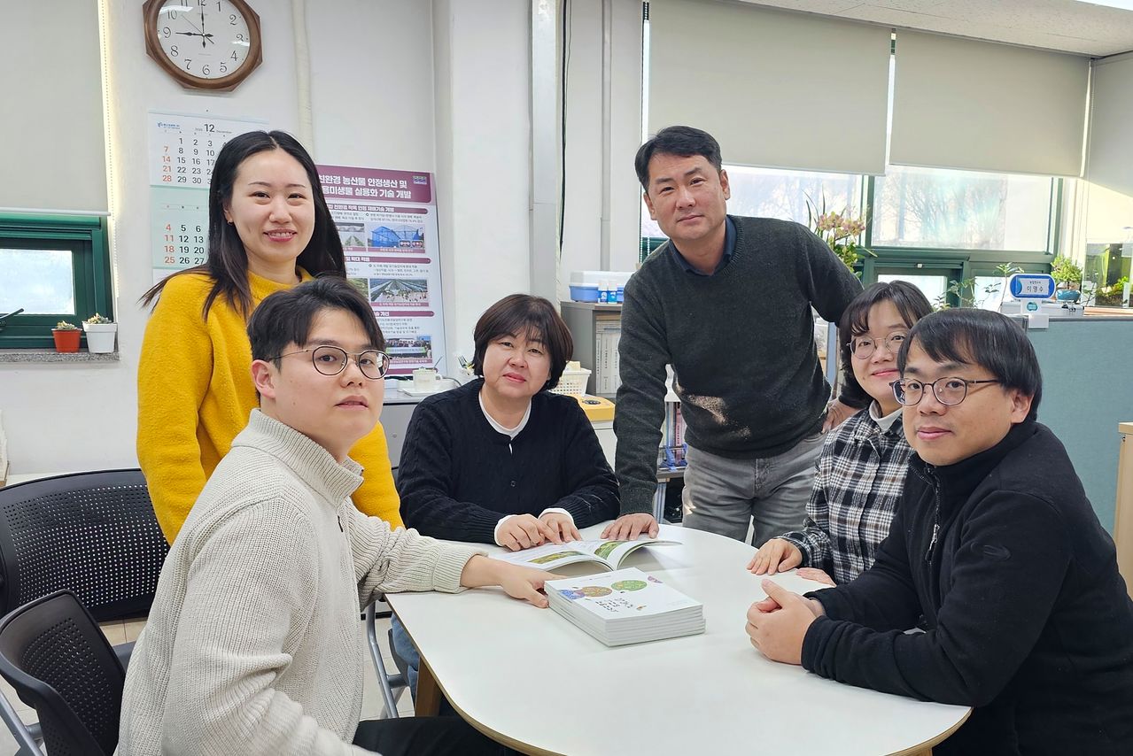 농경지에 서식하는 곤충 생태를 정리한 도감 ‘농경지에서 만나는 곤충들’을 제작한 경기도 농업기술원 친환경미생물연구소 친환경농업연구팀 직원들. 왼쪽부터 김규순 주무관, 문지영 주무관, 전명희 팀장, 이영수 주무관, 이혜인 주무관, 신민우 주무관. 사진 경기도농업기술원