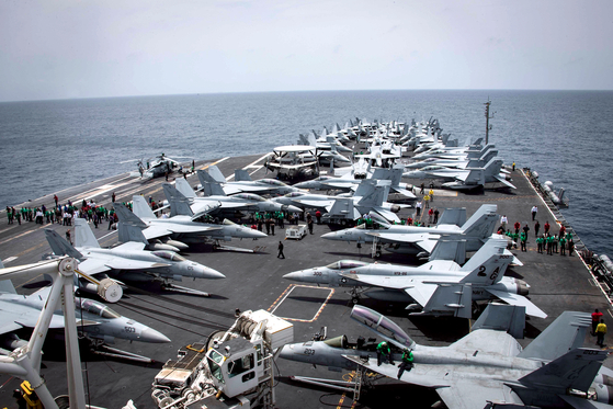 미국과 이란이 일촉즉발의 무력 충돌 위험으로 치닫고 있다. 미 해군 핵 추진 항공모함 에이브러햄 링컨호가 이란을 향하고 있다. EPA=연합뉴스