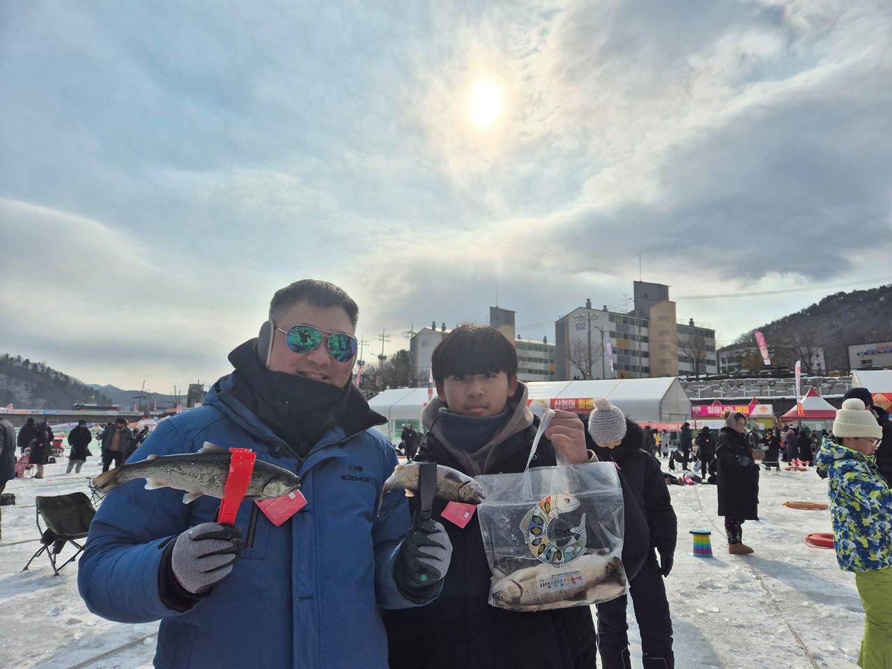 23일 오후 강원 화천군 화천천에서 열린 화천산천어축제장을 찾은 관광객들이 얼음낚시를 즐기고 있다. 박진호 기자