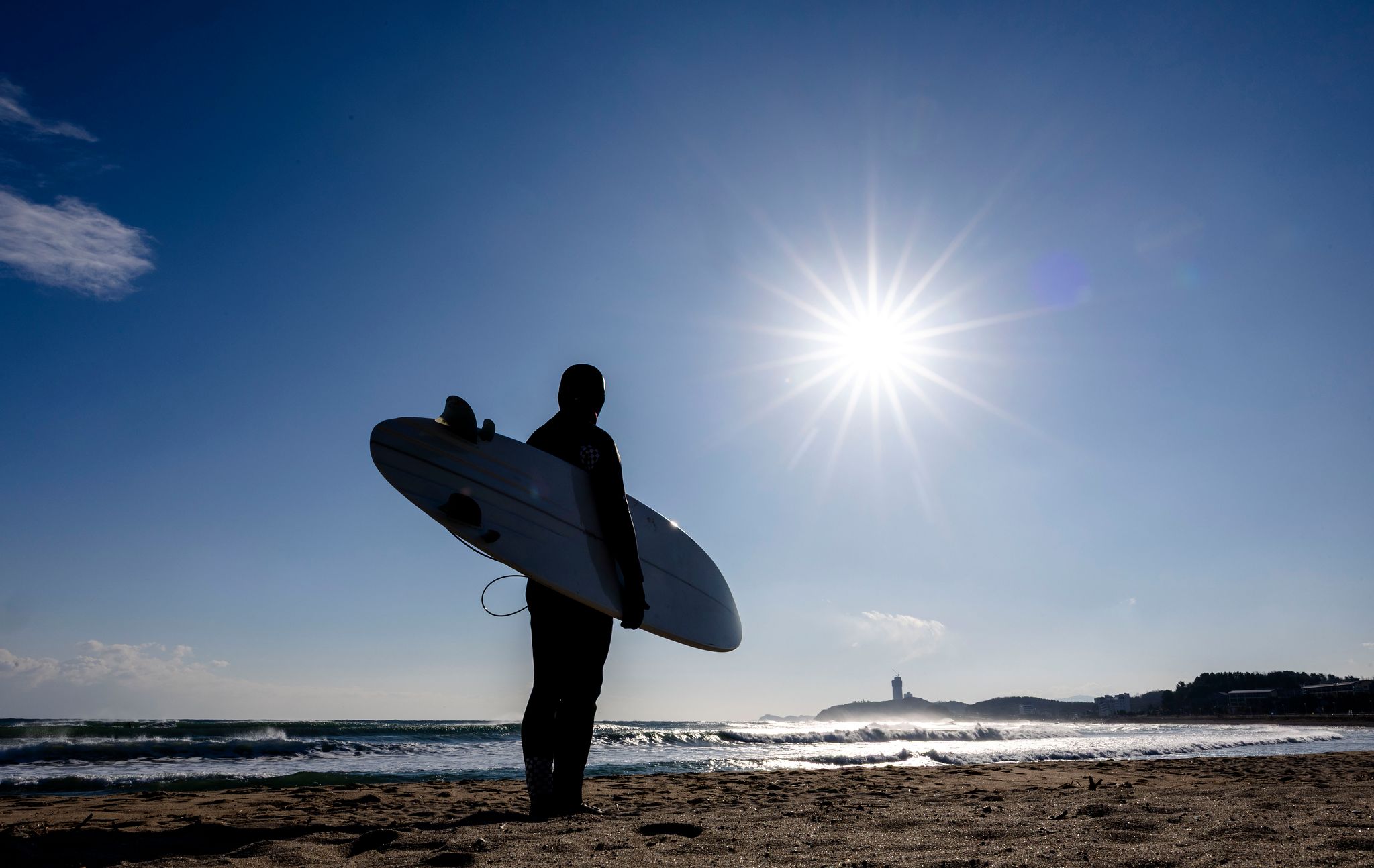 권민호 서프픽 대표가 겨울 서핑에 나서고 있다.