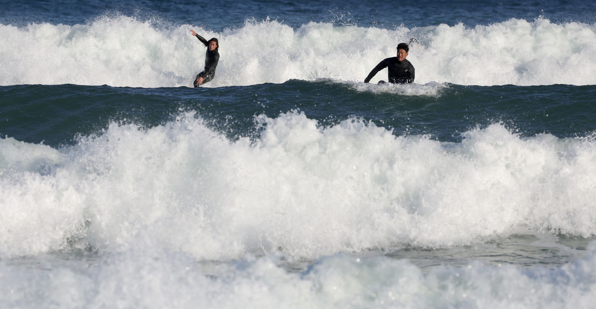겨울 파도를 즐기는 서퍼들.