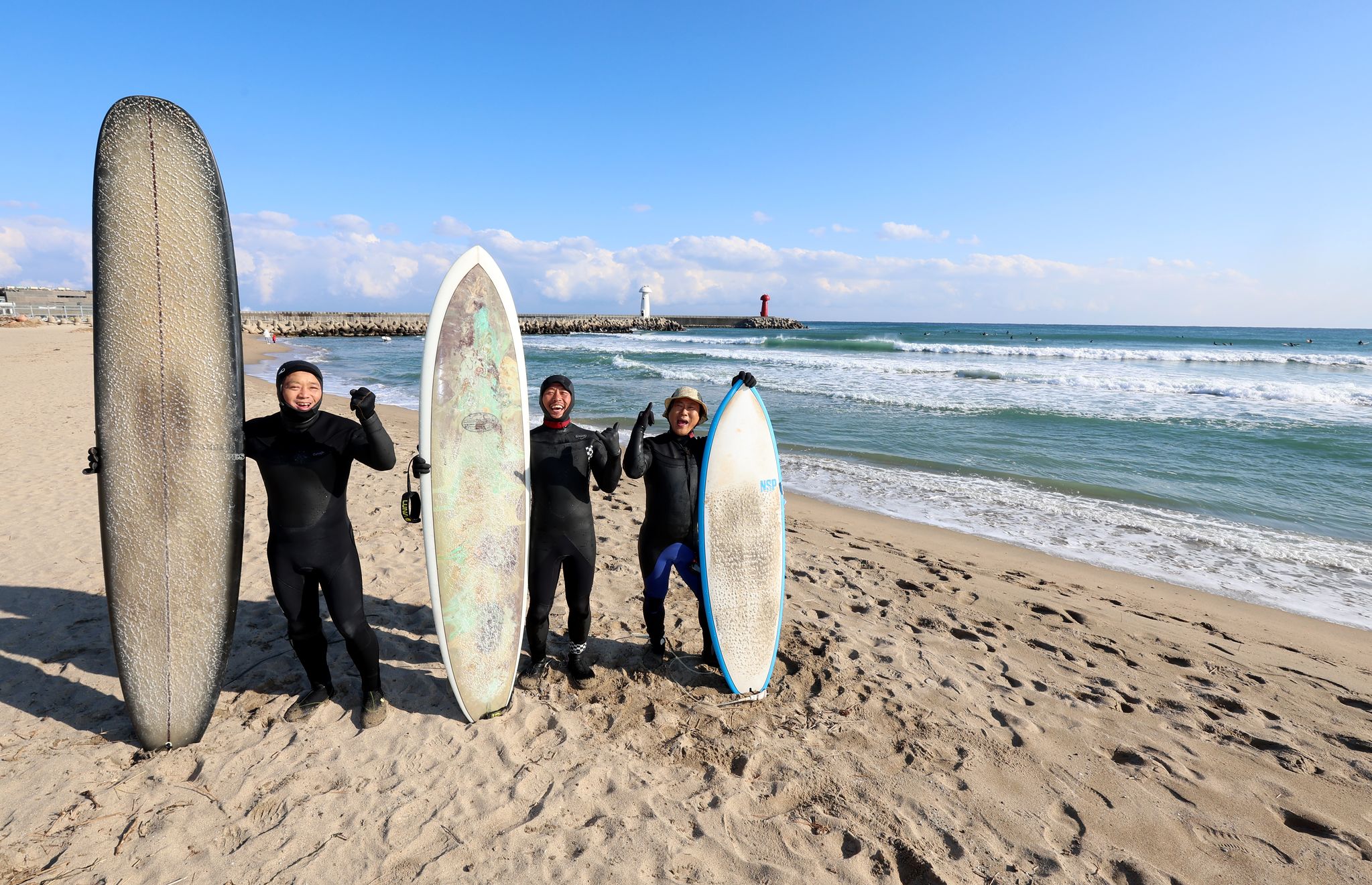 물치해변에서 만난 서퍼들. 왼쪽부터 롱보드를 든 이정헌 씨, 롱과 숏의 중간 사이즈 미드랭스 보드를 든 권 대표, 숏보드를 든 박광성씨.