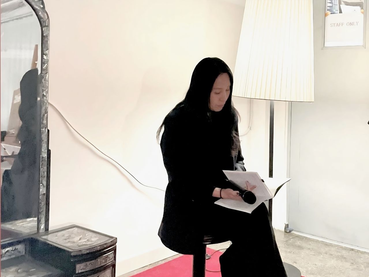 이제니 시인이 2024년 12월 서울 마포구 고라니특공대 공연장에서 낭독 퍼포먼스 모임 '메아리조각'의 일원으로 낭독하고 있는 모습. 사진 메아리조각