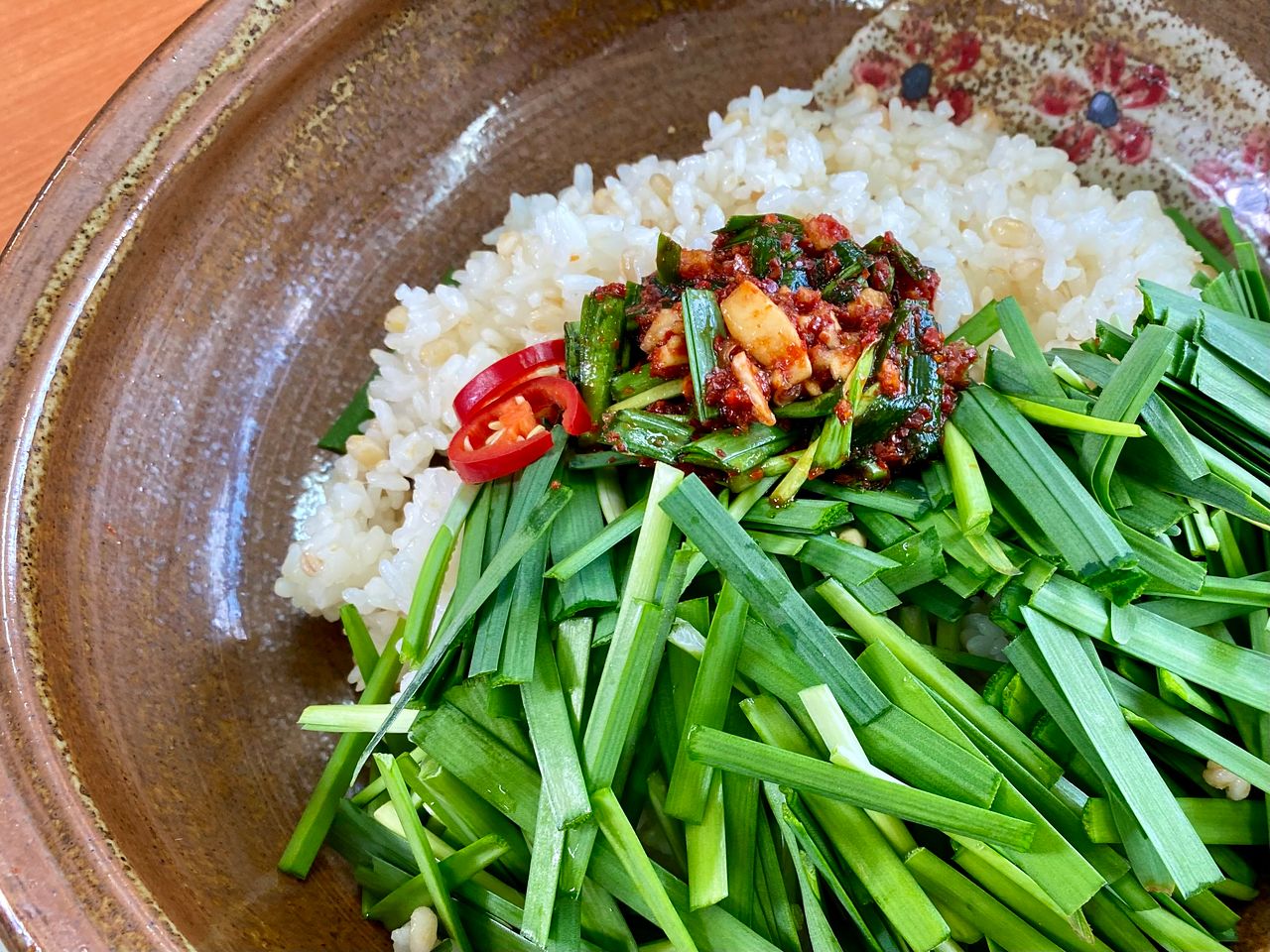 잠시 일을 멈추고 먹는 부추비빔밥은 꿀맛이다. [사진 박상현]