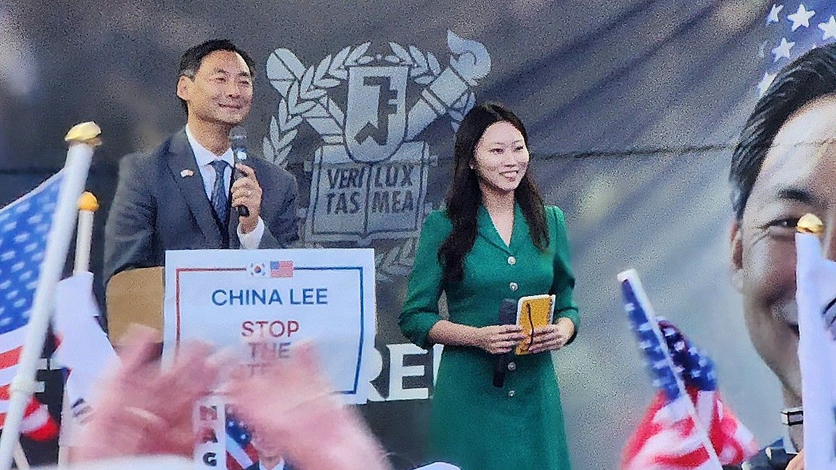 부정선거 음모론으로 논란을 빚어온 모스 탄(한국명 단현명) 전 미국 국제형사사법대사가 지난해 7월 서울대 정문 앞에서 간담회를 열고 윤석열 전 대통령의 비상계엄 선포를 옹호하고 있다. [연합뉴스]