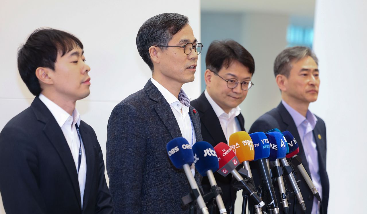 지난 23일 오전 인천공항에서 유승렬 경찰청 수사기획조정관(왼쪽 둘째) 등이 대규모 강제송환 관련 브리핑을 하고 있다. 김경록 기자