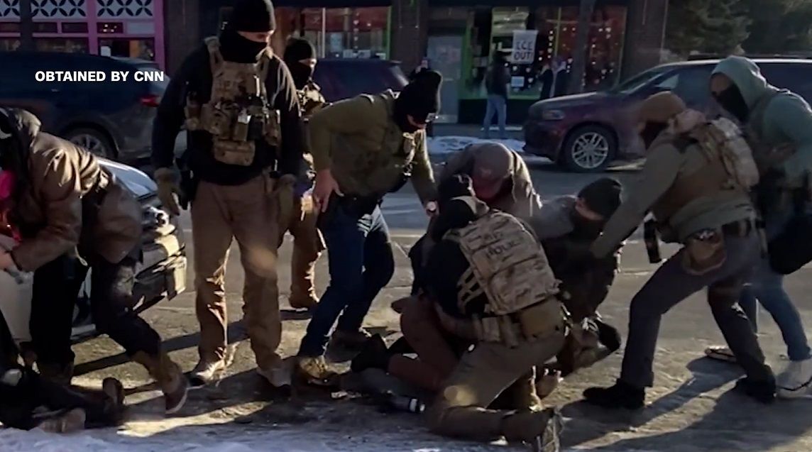 24일(현지시간) 미국 미네소타 미니애폴리스에서 연방정부 법 집행요원들이 알렉스 제프리 프레티(37)를 제압하며 길바닥에 쓰러뜨리는 장면. 요원들은 프레티에게서 총을 회수한 뒤 총격을 가해 사살했다. 사진 CNN 영상 캡처